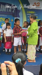 61. BUNDA beri hadiah juara 3 - YOGA UDANG IMG_2359